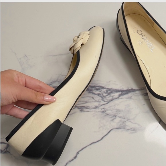 Authentic Chanel Camellia Leather Ballet Flats in Cream & Black size 41 - Picture 3 of 6